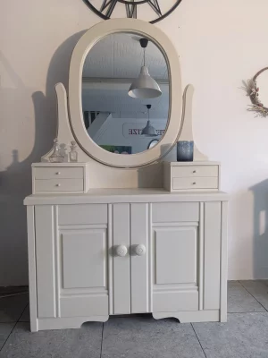Spiegel-/Frisierkommode mit zwei großen Türen und vier kleinen Schubladen, gestrichen in Naturweiß.