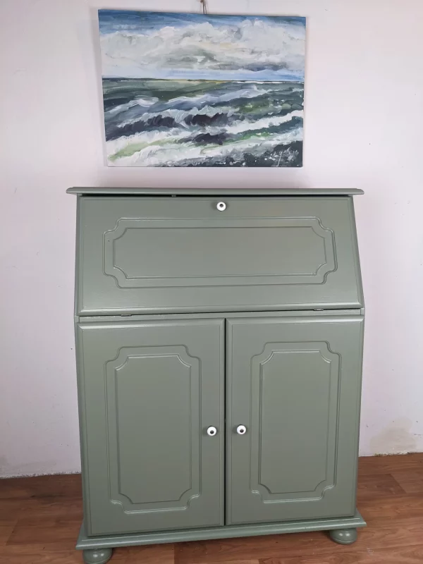 Sekretär mit zwei Türen, gestrichen in Olivgrün.